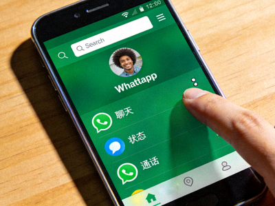 手机上打开WhatsApp应用，点击菜单按钮