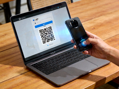 用手机扫描电脑屏幕上的二维码完成登录